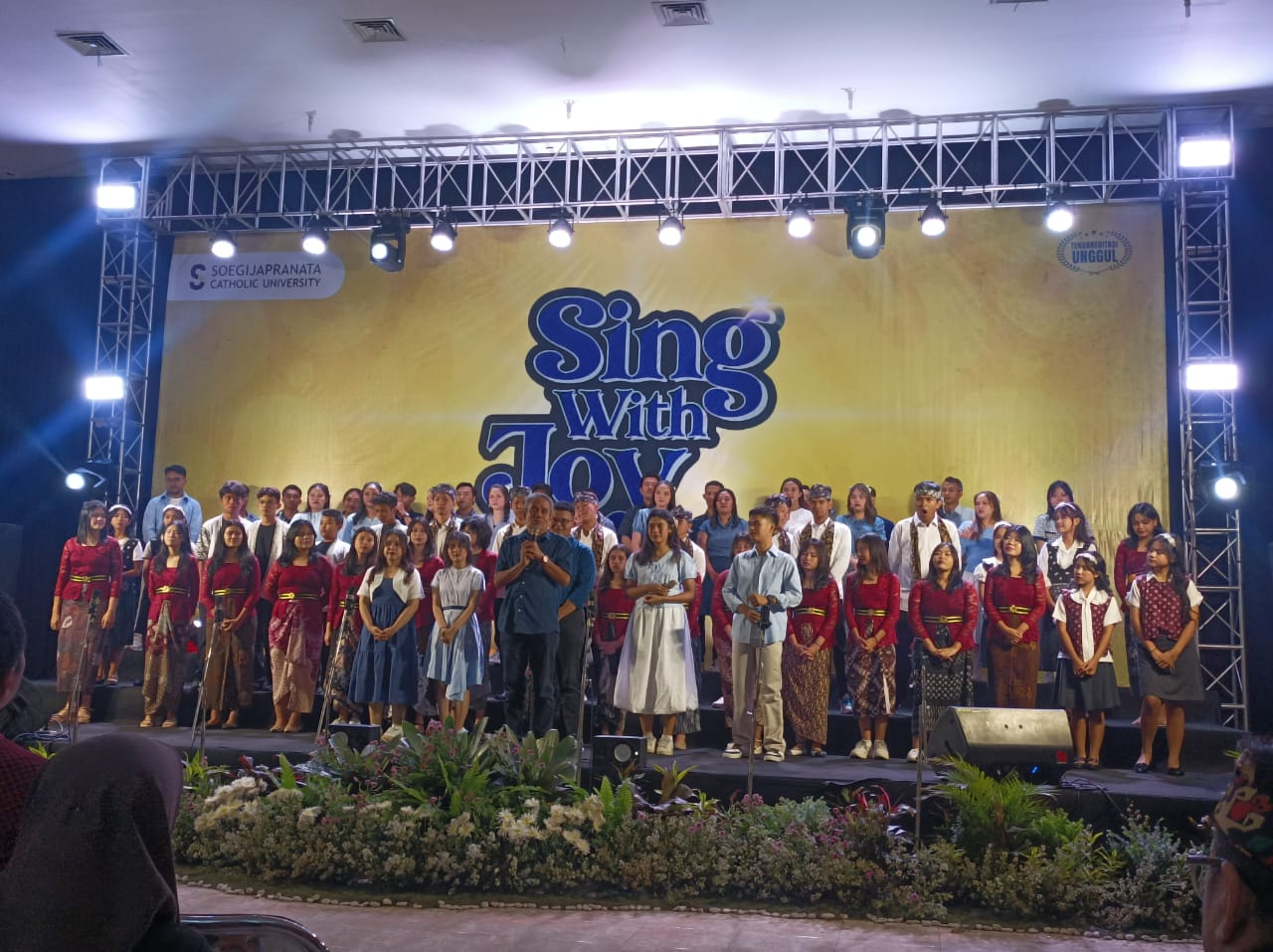 SMA dan SMP Bruderan Purwokerto Meriahkan Konser Sing With Joy bersama Gratia Choir Soegijapranata Catholic University